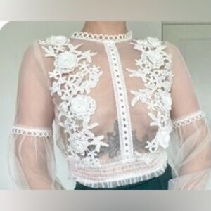 🦊🥰New with tag White Lace  sheer bodysuit Size S